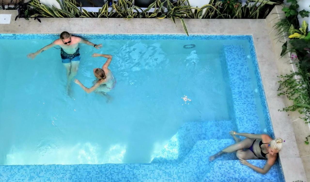 Bona Vida Hostel *
